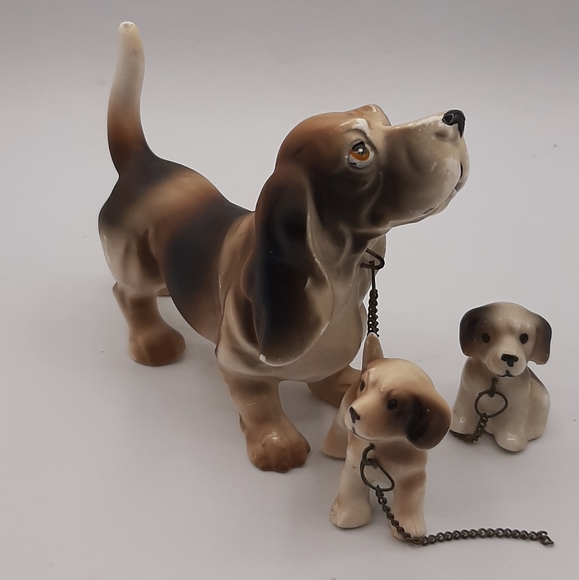 Bassett Hound Dog Mom with Two of Her Puppies on a Chain Porcelain Vintage - Picture 5 of 8